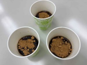 コーヒーゼリーに黒糖をかけて完成