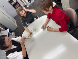 コーヒーゼリーを作ってスタッフ全員で談笑しながら食べている様子1